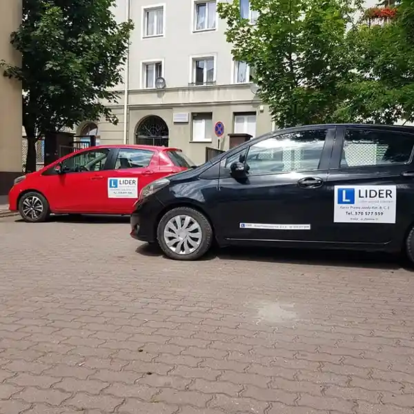 Czerwony i czasrny samochód Lider OSK